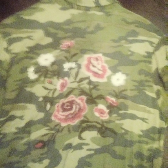 Tops - Picture 2 of 6